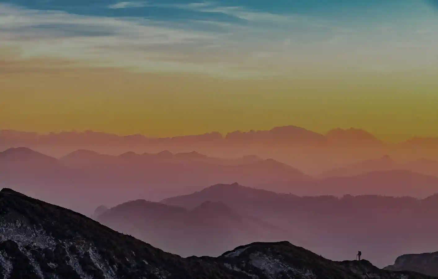 Un vasto paisaje montañoso al atardecer con un degradado de colores que simboliza un paradigma